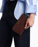 Wallet in pebbled leather with a zip around closure