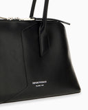 Handbag in smooth leather with top handles and a zip closure