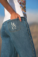 Straight jeans with wavy detail